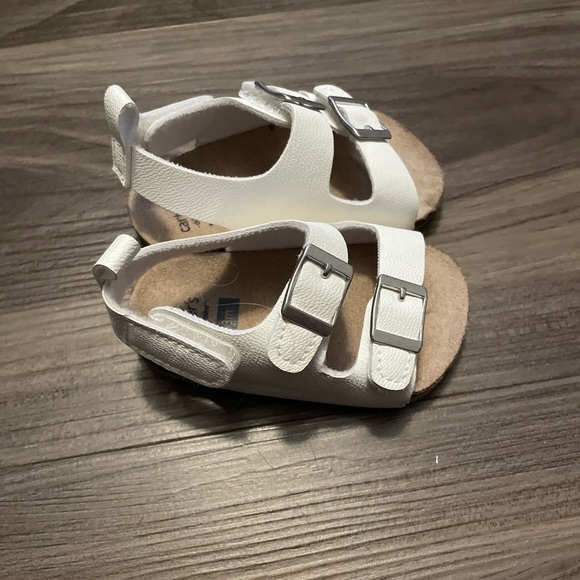 Carter's White Kids Sandals with Buckles size 0-3M - Picture 4 of 6